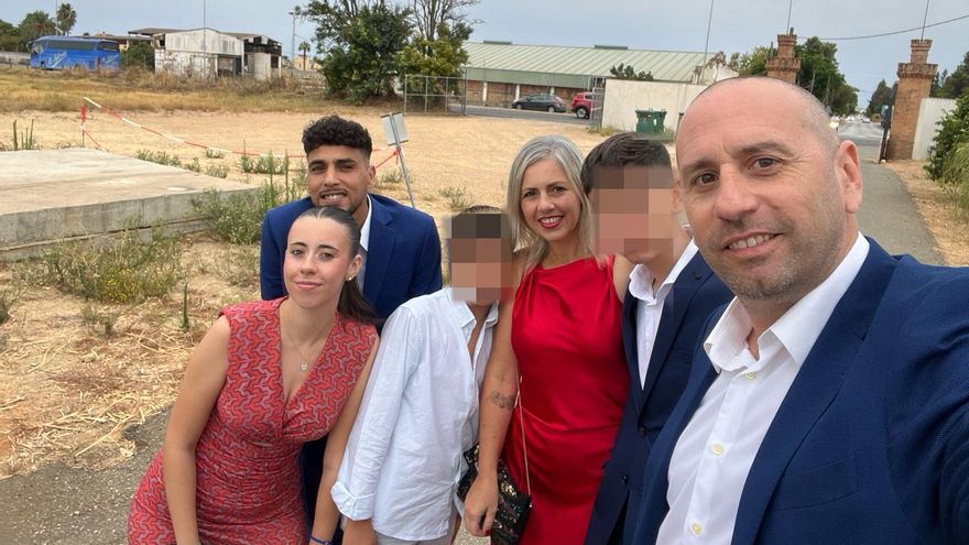 Omar y su novia Andrea junto a los padres y los hermanos de esta, en la boda de un familiar