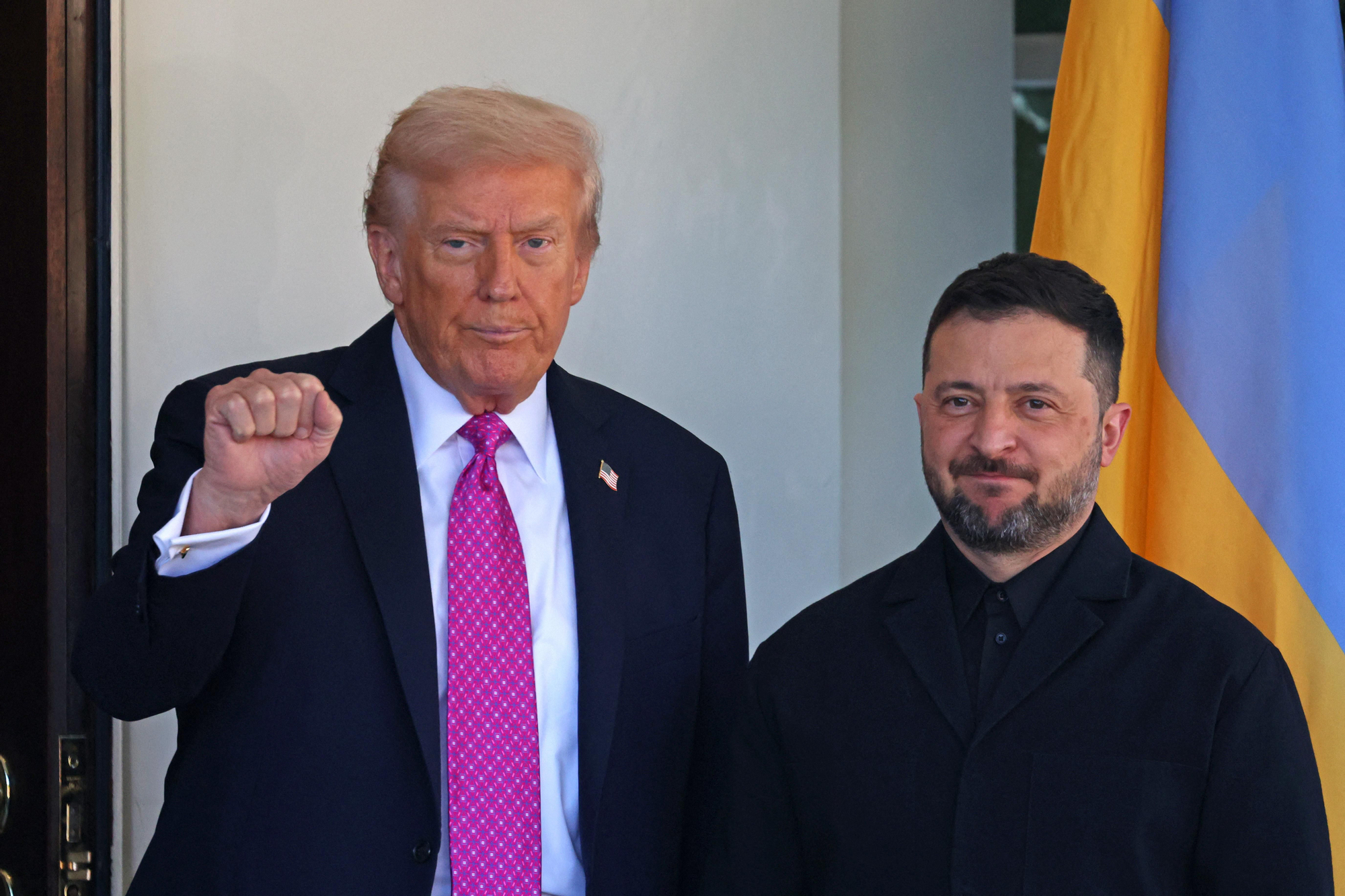 El presidente de Estados Unidos, Donald Trump, saluda al presidente ucraniano, Volodímir Zelenski, a su llegada a la Casa Blanca, en Washington, DC, el 17 de octubre de 2025.