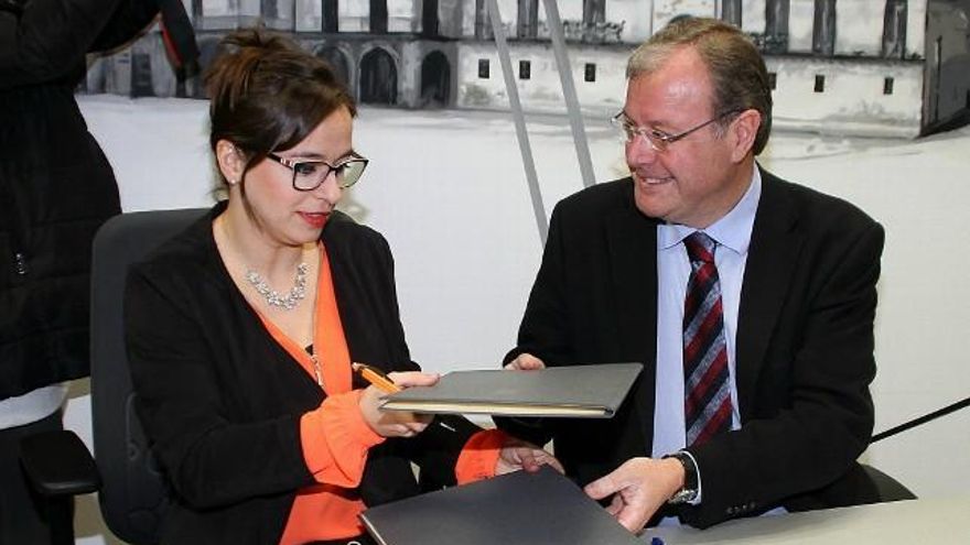 El alcalde Silván y la portavoz de Ciudadanos Villarro saludan los presupuestos municipales pactados. / Peio García / ICAL