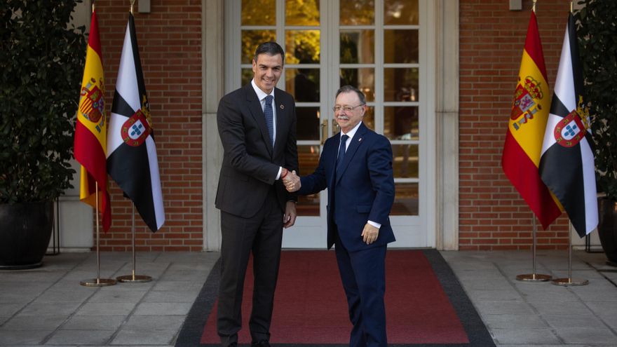 Archivo - El presidente del Gobierno, Pedro Sánchez (i), recibe al presidente de Ceuta, Juan Jesús Vivas (d), en el Palacio de La Moncloa, a 22 de noviembre de 2024, en Madrid (España).