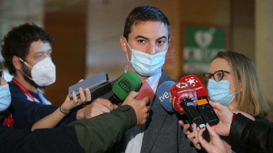 El secretario general del PSOE-M y portavoz socialista en la Asamblea, Juan Lobato, y la portavoz de Unidas Podemos, Carolina Alonso, responden a los medios a su llegada al registro de la solicitud de reprobación de la presidenta de la Asamblea de Madrid,