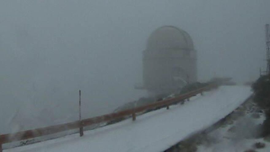 En la imagen, entorno del Telescopio Óptico Nórdico (NOT) cubierto por una capa nieve, en la mañana de este  sábado.