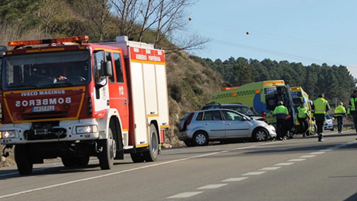 Imagen de archivo de un accidente con heridos e intervención de los Bomberos en la N-VI en Ponferrada.