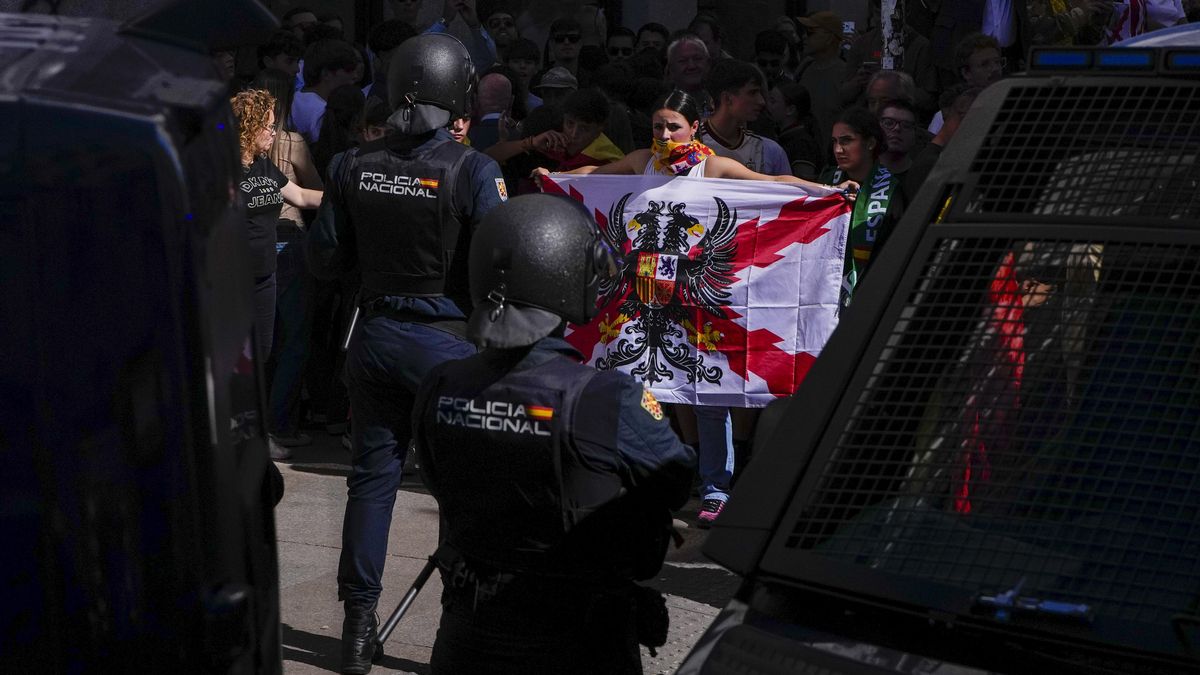 Jóvenes con el brazo en alto y cantando el 'Cara al sol' para 'reventar' una acampada: "La rebeldía se ha vuelto de derechas"