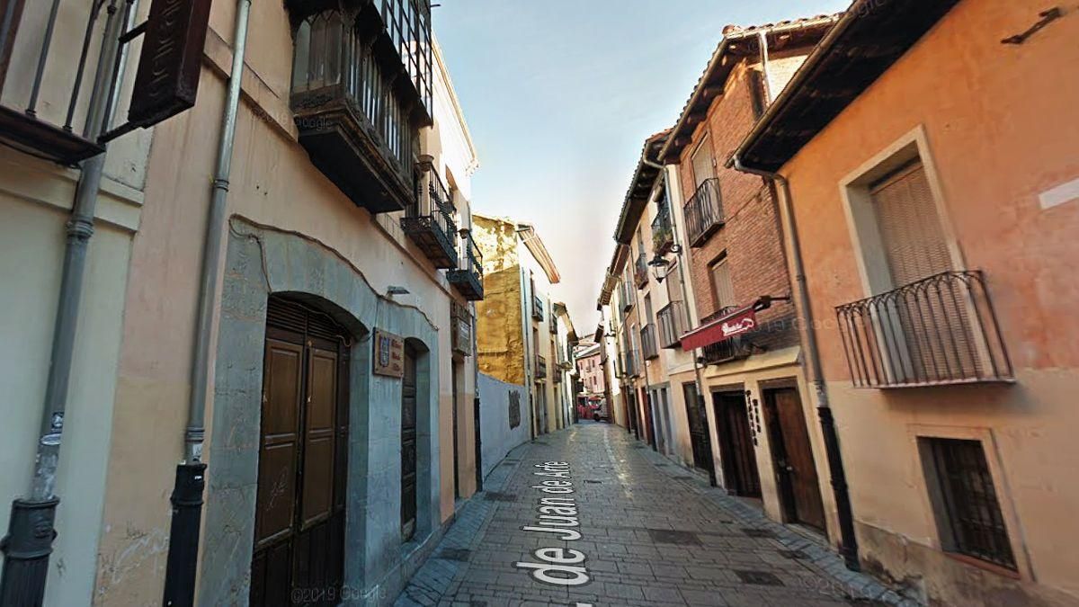 Calle de Juan de Arfe desde la Cuesta Castañones a la Plaza de 'Las Tiendas', o de San Martín en el Barrio Húmedo leonés.