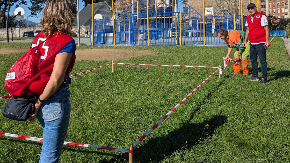 Voluntarios de Cruz Roja Bizkaia creando uno de los 'oasis' de mariposas en Bilbao