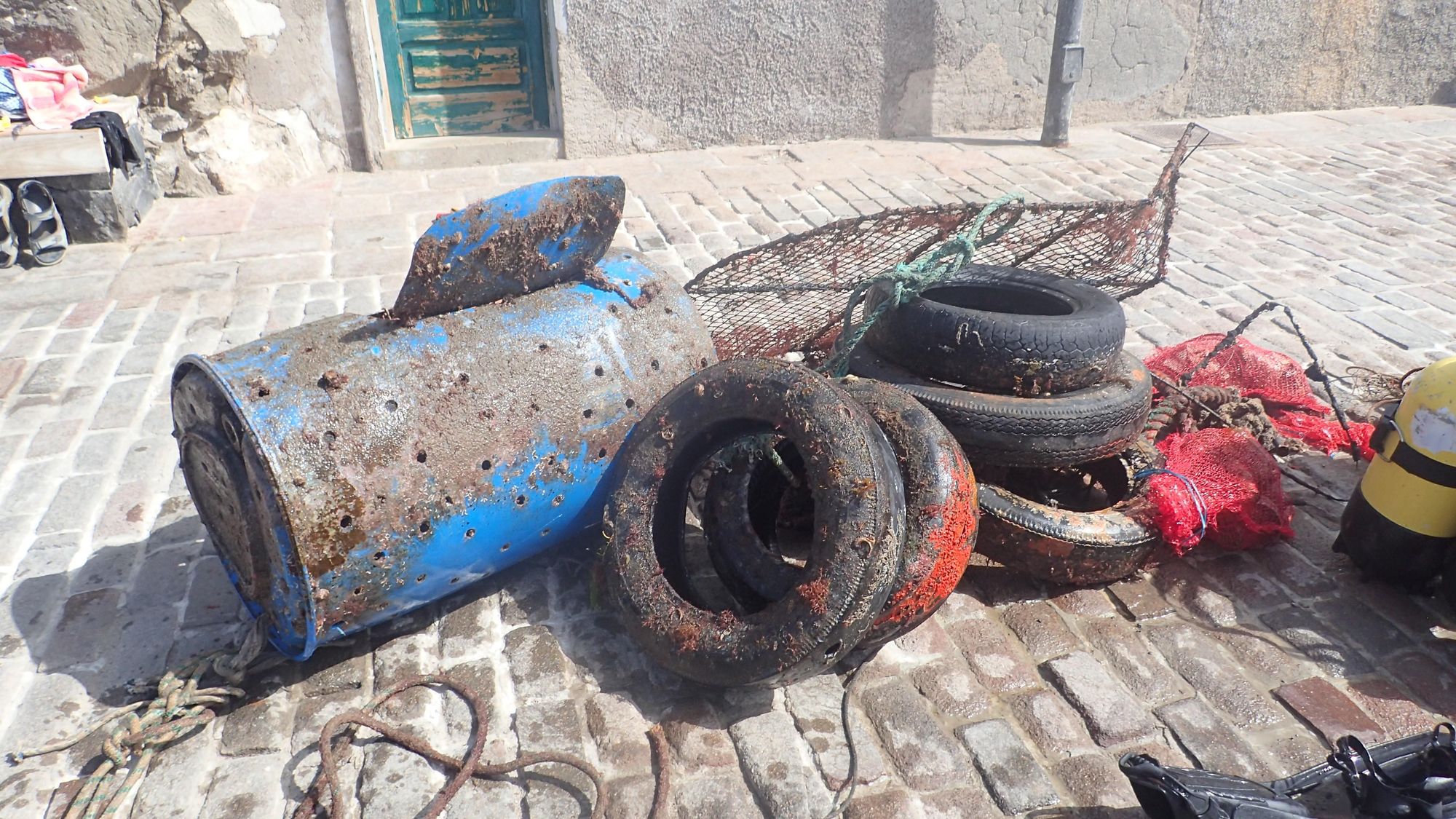 Recogida de residuos en la costa de El Porís