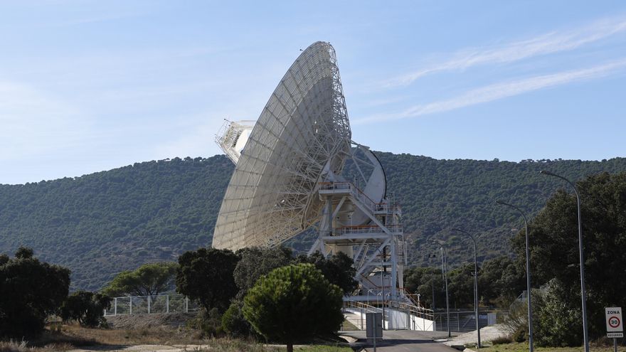 Vista de la antena que recibió la primera comunicación del Apolo XI durante un acto organizado por el 60º aniversario del Complejo de Comunicaciones con el Espacio Profundo de Madrid de la NASA, este lunes en Robledo de Chavela, Madrid.