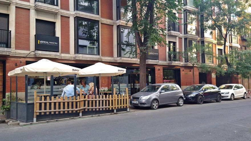 Las terrazas de Ponzano menguan a la espera de que la Junta de Chamberí amplíe sus aceras