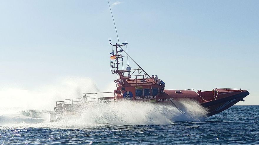 La Salvamar Macondo rescata a 8 menores, 24 mujeres y 13 hombres de una patera al sur de Gran Canaria