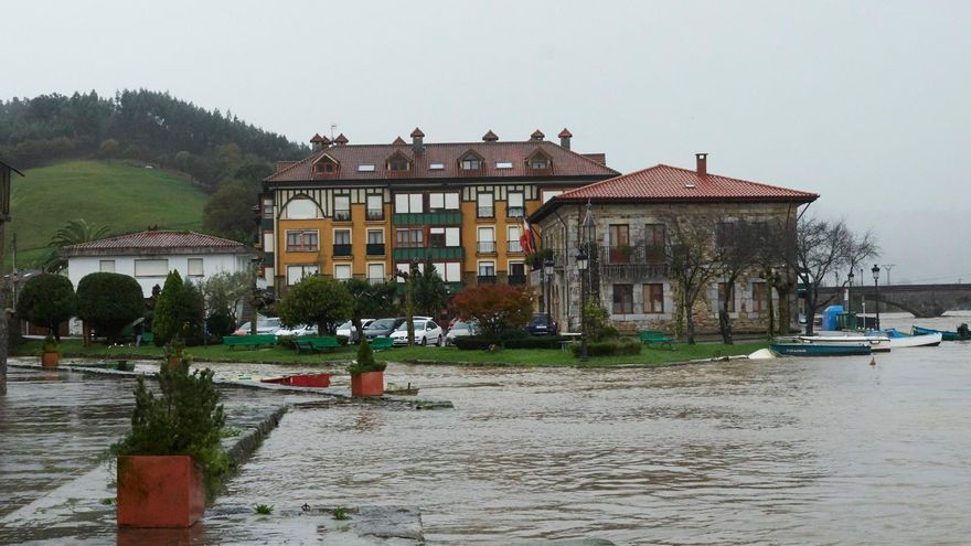 Río Asón a su paso por Limpias y la desembocadura del Arroyo Borrico