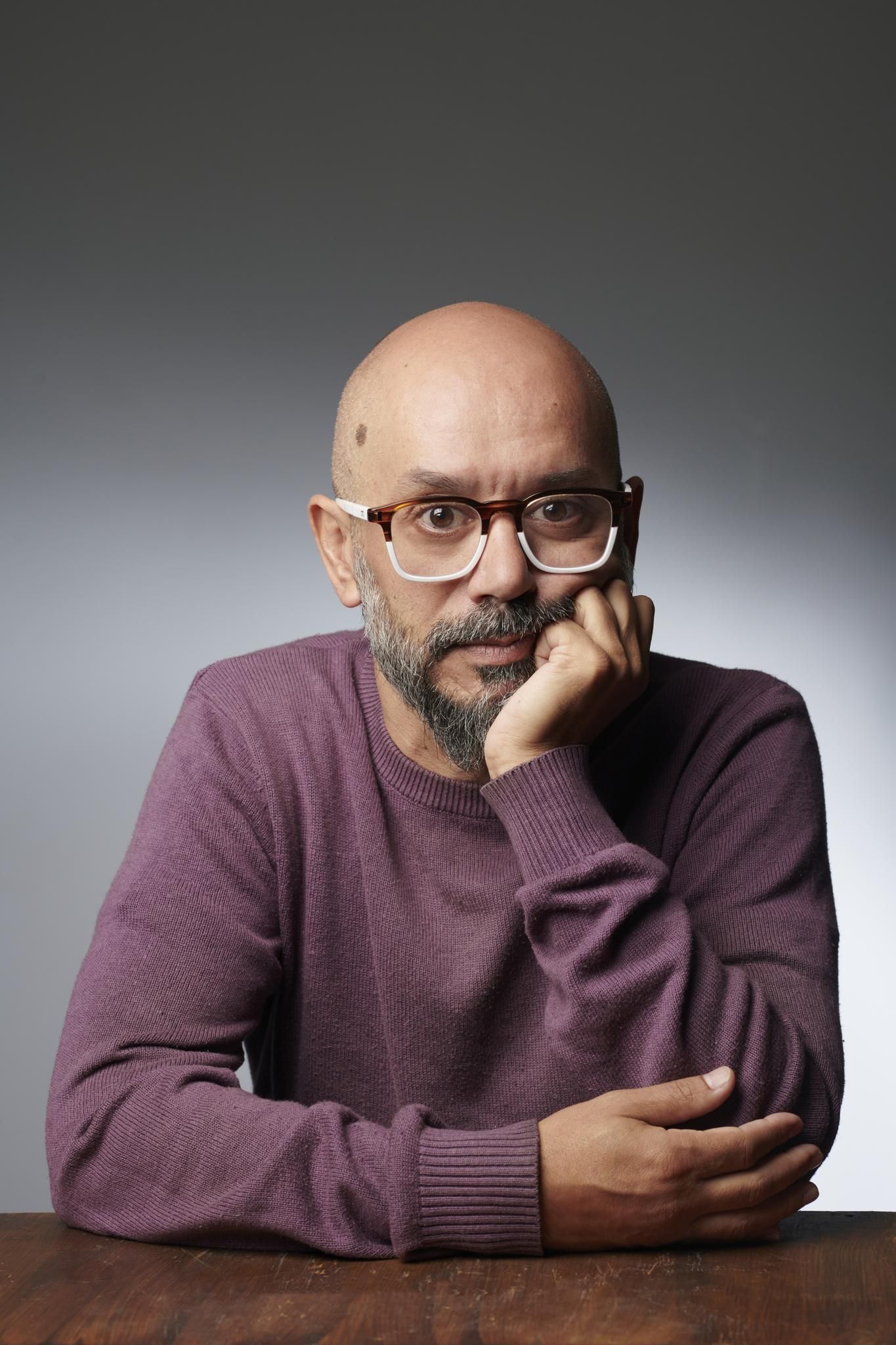 Carrá es autor de siete novelas, entre las que se destacan "No permitas que mi sangre se derrame", Cuatro caballos negros y La Cuadrada.