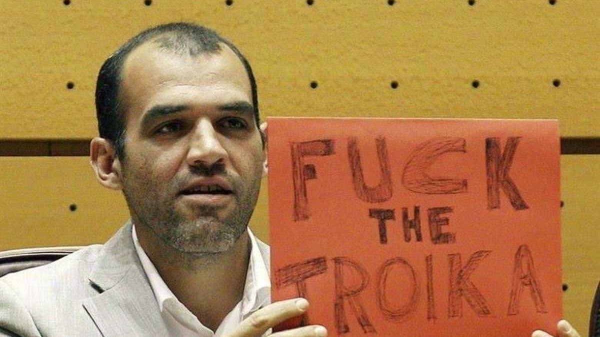 Un senador de IU difunde una fotografía tomada en el Pleno en la que sostiene un cartel con el lema 'Fuck the Troika'