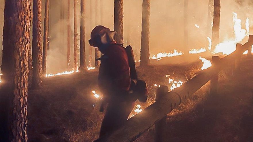 Durante la noche las unidades de la #UME han aplicado fuego técnico sobre la carretera TF-24 entre los Km 15 y 11 para reducir el combustible disponible