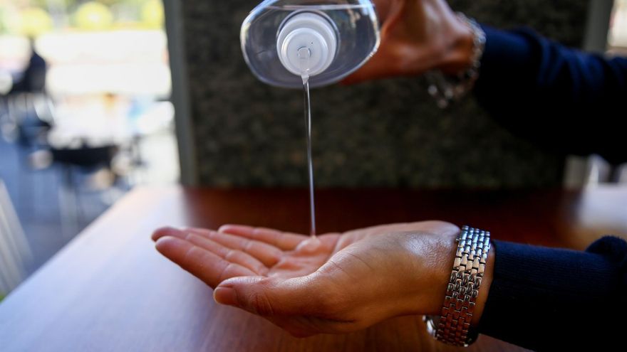 Una persona se desinfecta las manos con gel hidroalcohólico