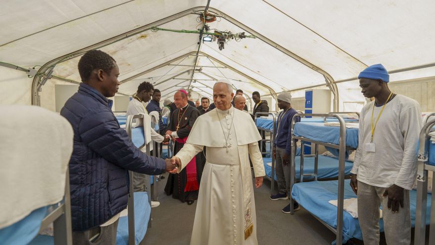 El Papa conoce entre las carpas de Las Raíces la acogida de migrantes en Canarias: “No pedimos compasión, sino vivir con dignidad”