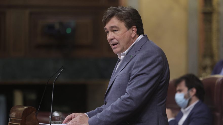 Archivo - El diputado de Teruel Existe, Tomás Guitarte, en una sesión de control al Gobierno en el Congreso de los Diputados.