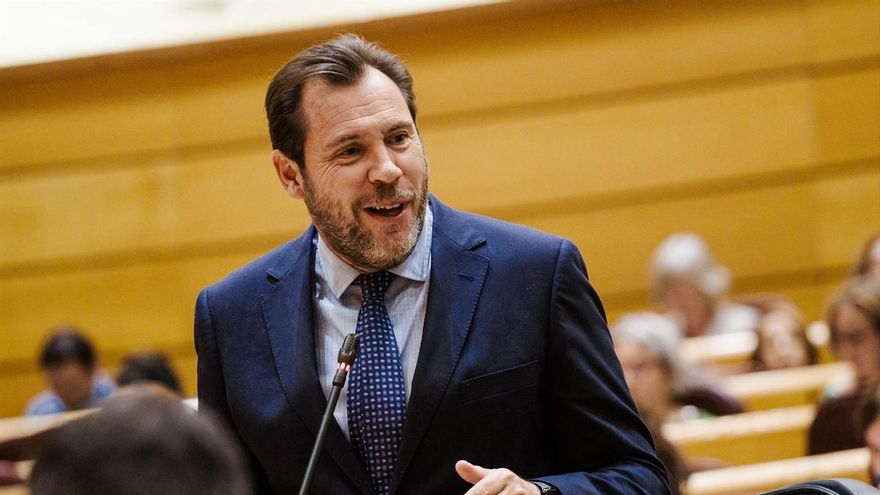 El ministro de Transportes y Movilidad Sostenible, Óscar Puente, durante una sesión de control al Gobierno en el Senado,