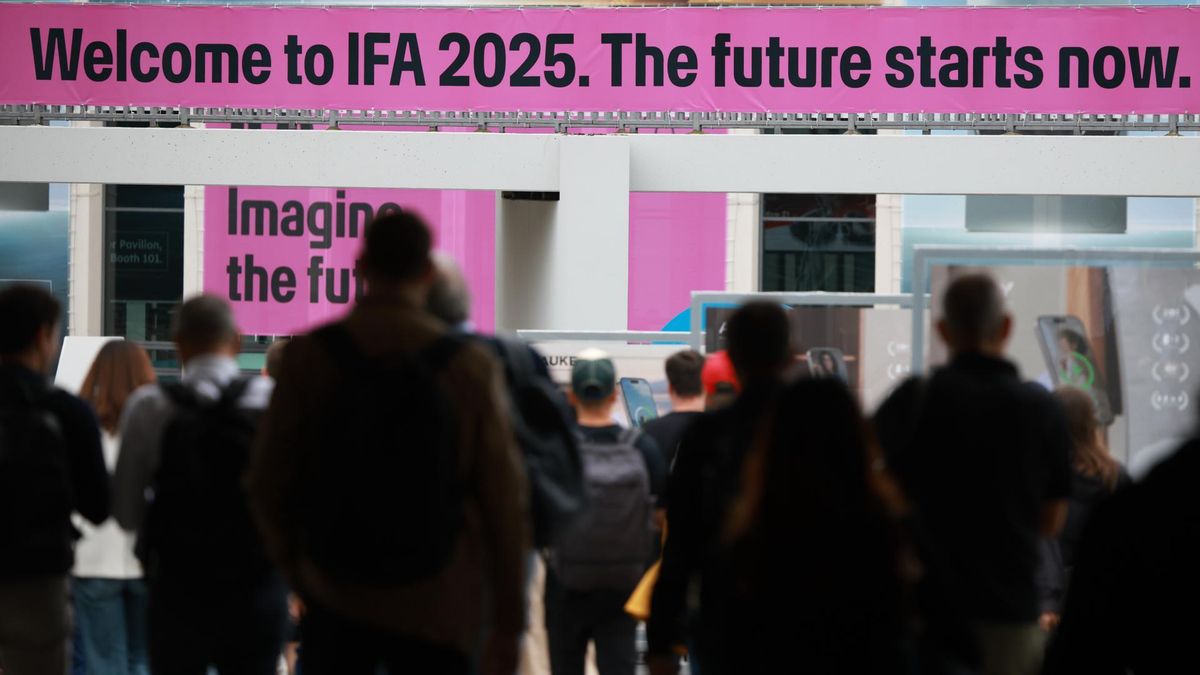 Visitantes caminan frente a una pancarta que dice «Bienvenidos a IFA 2025. El futuro empieza ahora», durante la inauguración de la feria IFA en Berlín