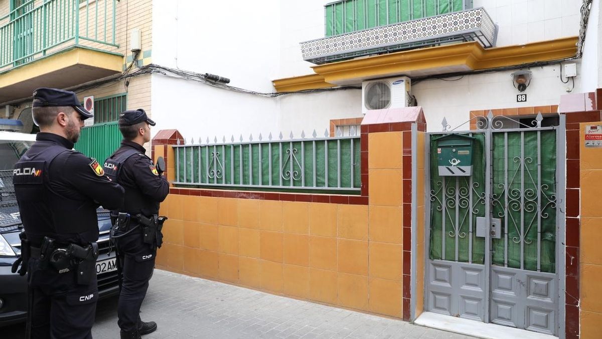 La Policía requisa documentación y equipos informáticos de la casa del yihadista detenido en Sevilla