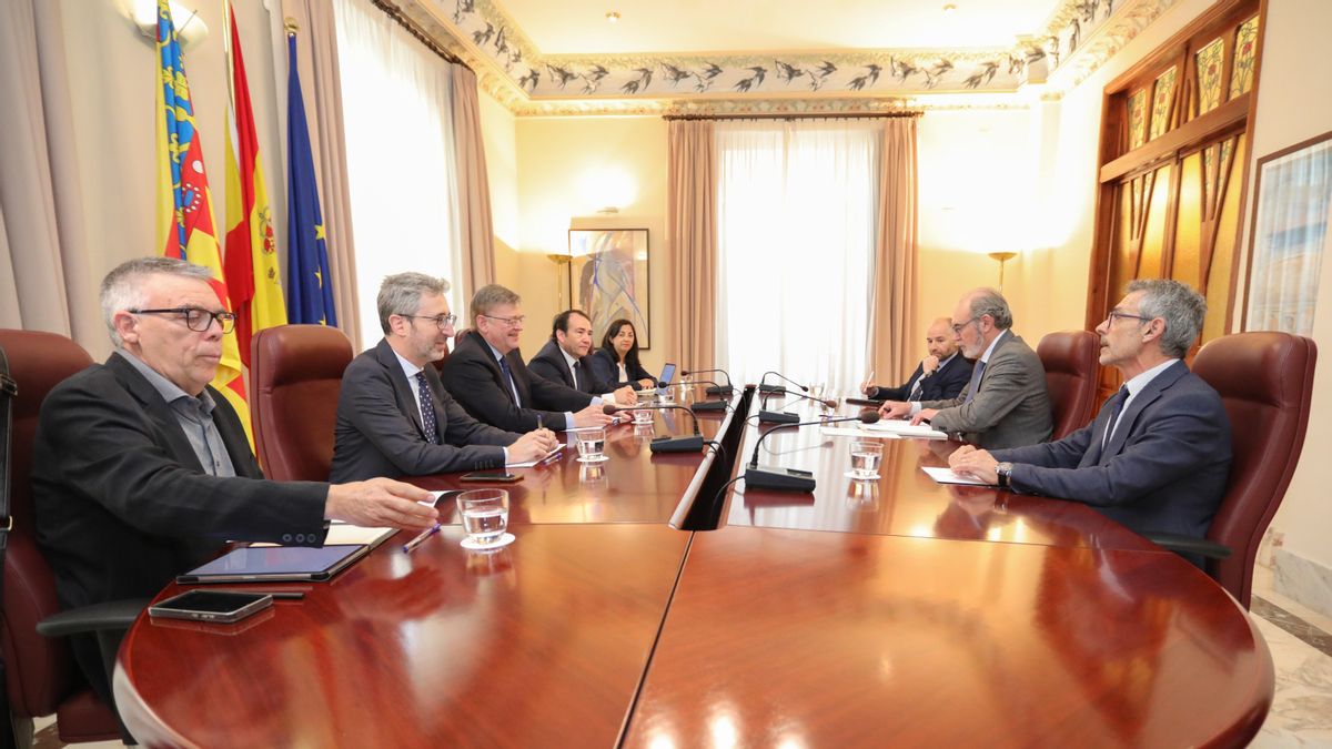 Un momento de la reunión del president Ximo Puig con los representantes de la Asociación Española de Fabricantes de Azulejos y Pavimentos Cerámicos (Ascer) y de la Asociación Nacional de Fabricantes de Fritas, Esmaltes y Colores Cerámicos (Anffecc).