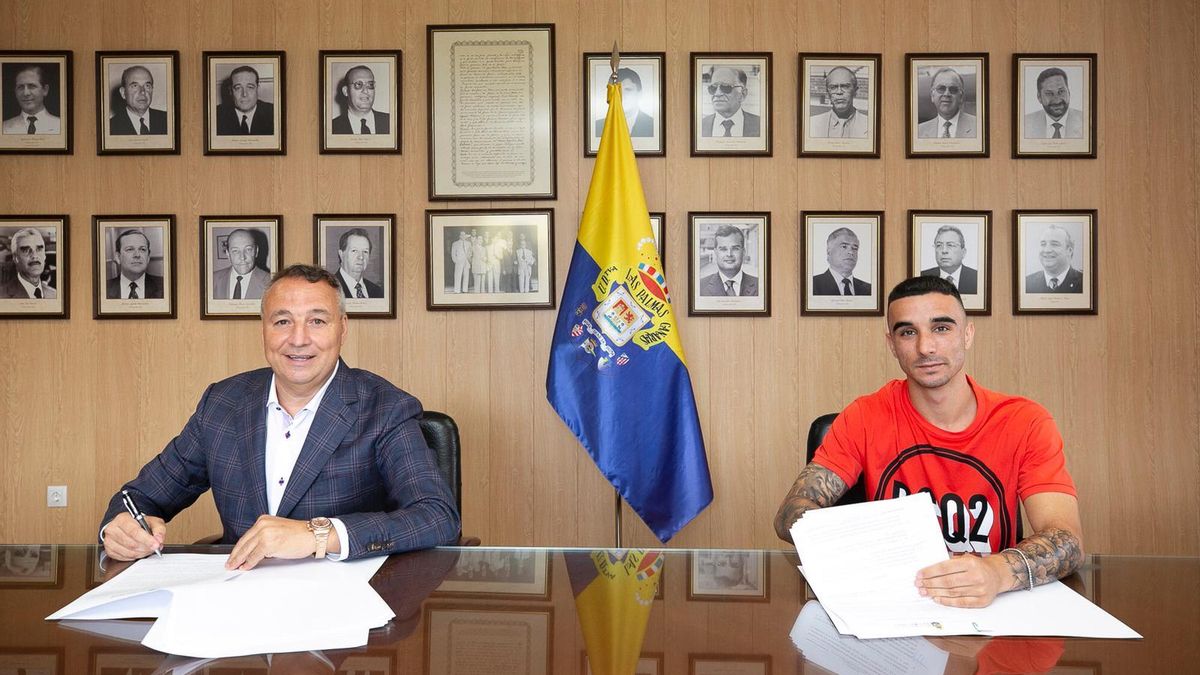 El presidente Miguel Ángel Ramírez y Rober en el momento de la firma del contrato.