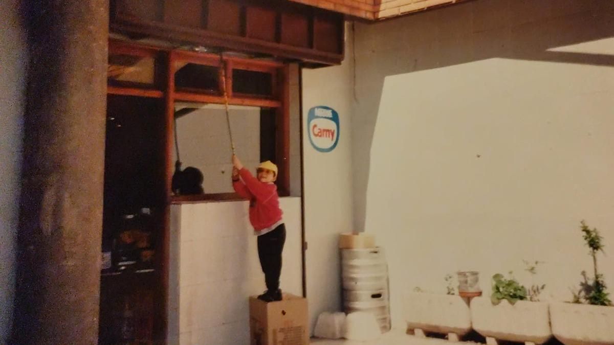 Imagen antigua desde la terraza de la Cafetería Bar El Olvido, con el hijo de Nardi subido a una caja. 