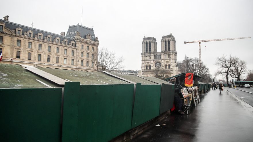 Casetas de libros de ocasión cerradas por la pandemia en París. EFE/MOHAMMED BADRA