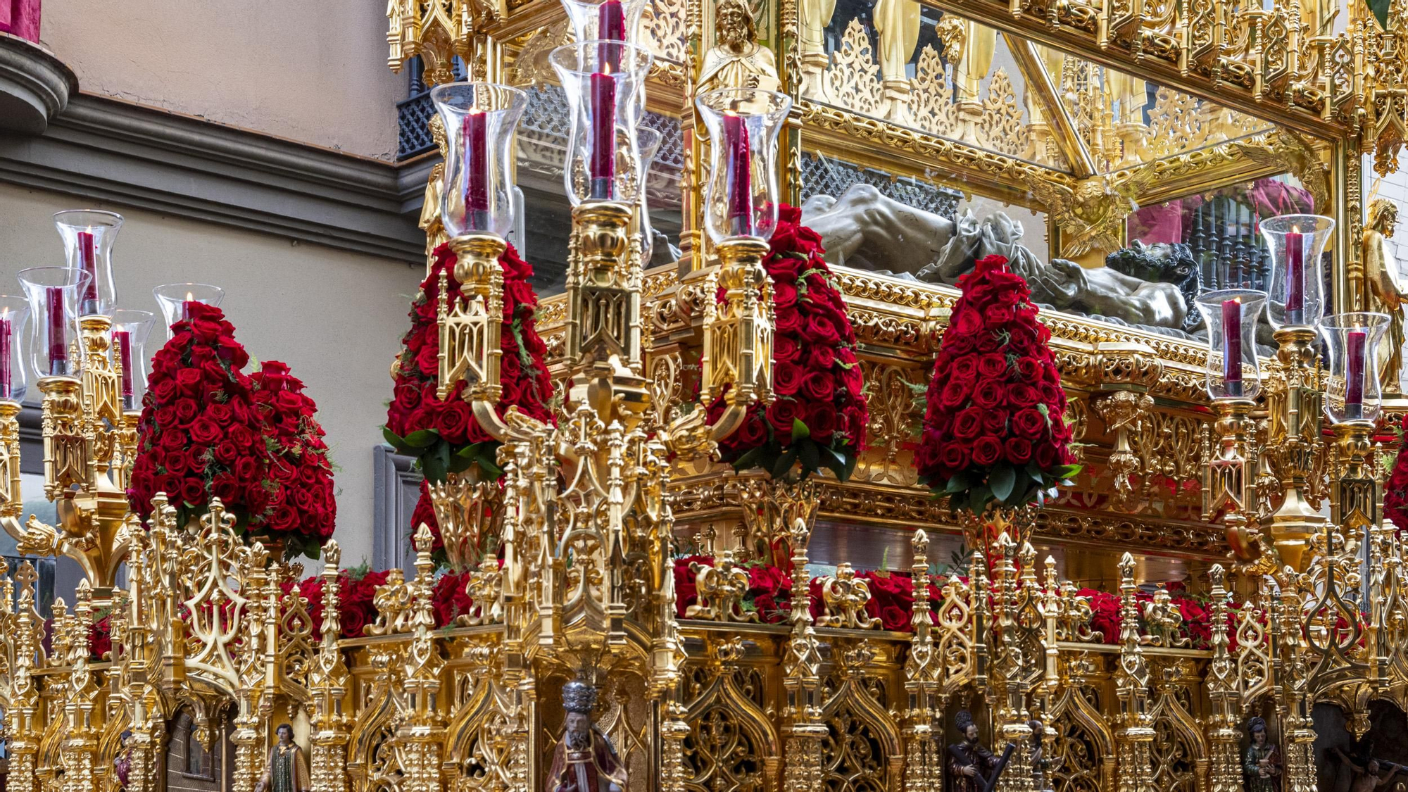 El Cristo Yacente sepultado entre las agujas doradas de su paso