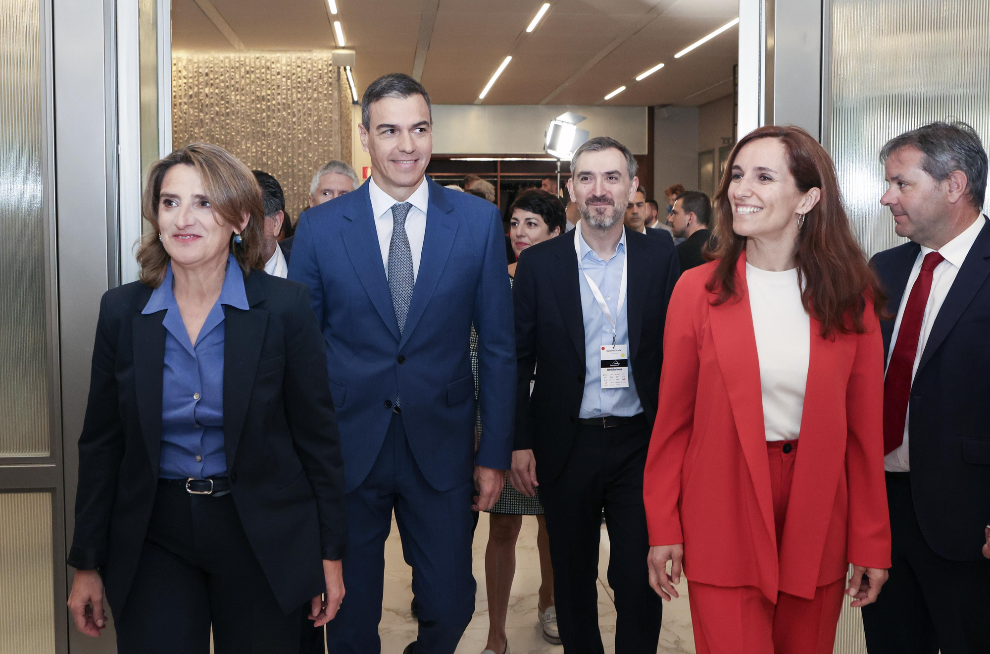 Llegada de Pedro Sánchez, presidente del Gobierno; Teresa Ribera, vicepresidenta tercera del Gobierno y ministra para la Transición Ecológica y el Reto Demográfico; Mónica García, ministra Sanidad; junto con Ignacio Escolar, director de elDiario.es