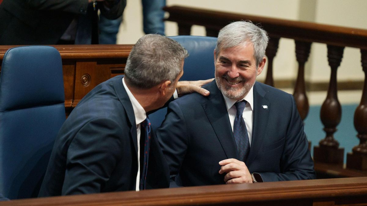 El presidente de Canarias, Fernando Clavijo,(d) es felicitado por el vicepresidente Manuel Domínguez, (i) tras su primera intervención en el debate sobre el estado de la Nacionalidad Canaria que se celebra este martes en el Parlamento de Canarias.