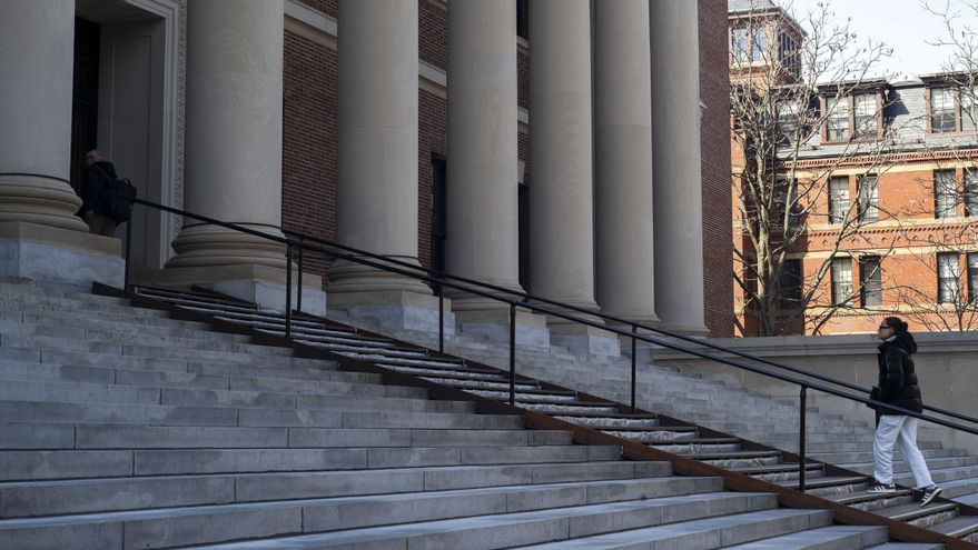La Universidad de Harvard cerrará sus oficinas de diversidad como exigió Trump