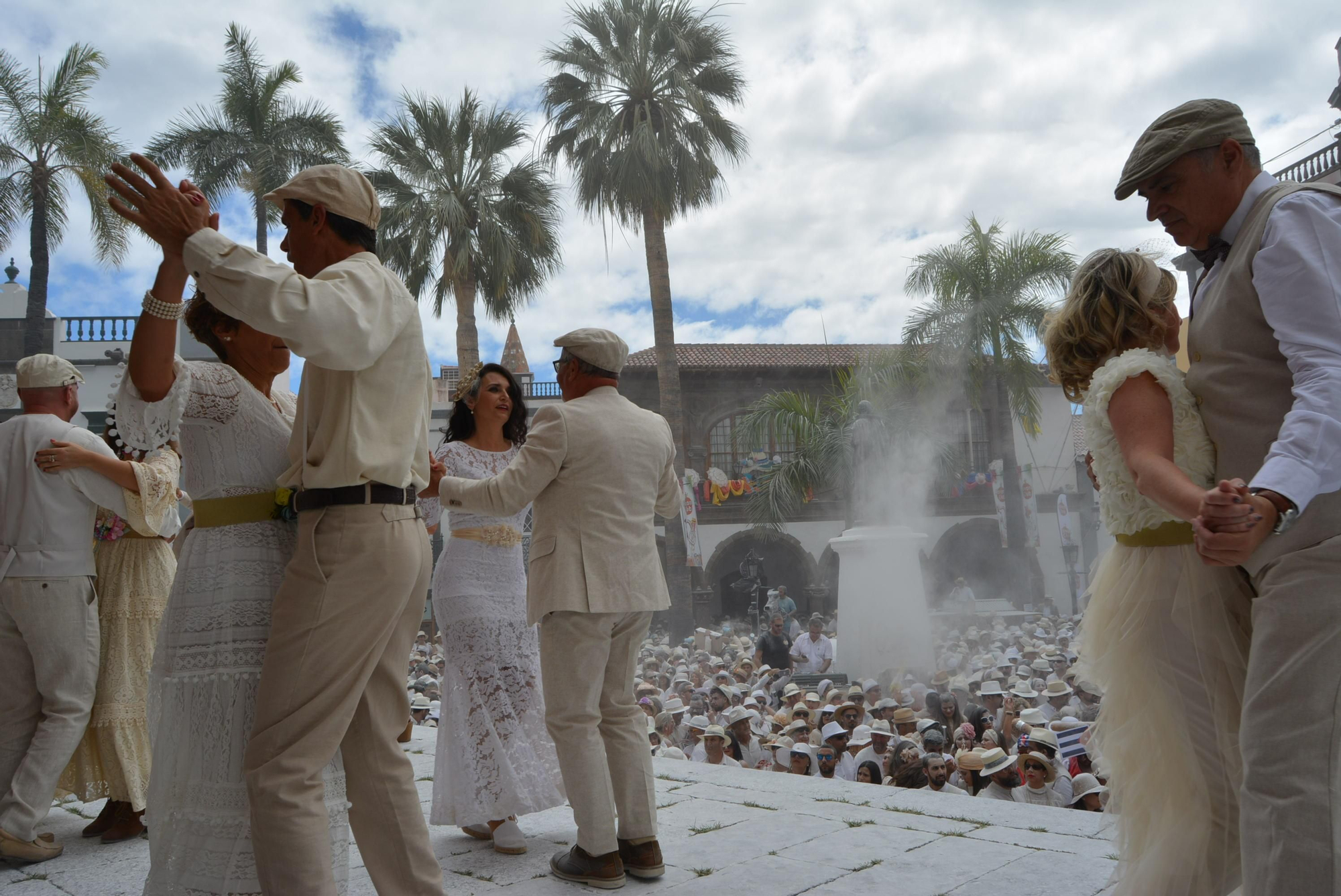 Indianos e indianas en la Plaza de España de Santa Cruz de La Palma. Foto: LPA.