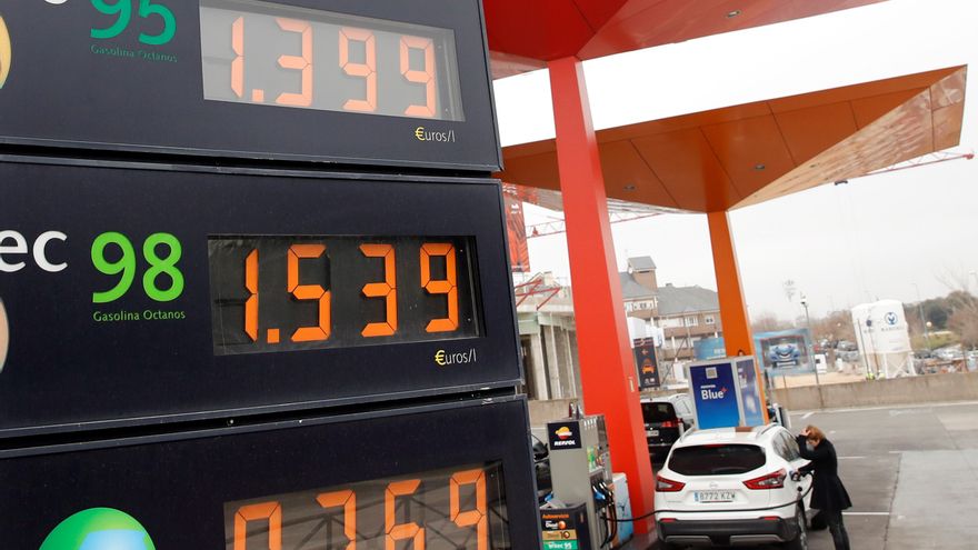 Precios de los carburantes en una gasolinera de Madrid. EFE/Juan Carlos Hidalgo/Archivo