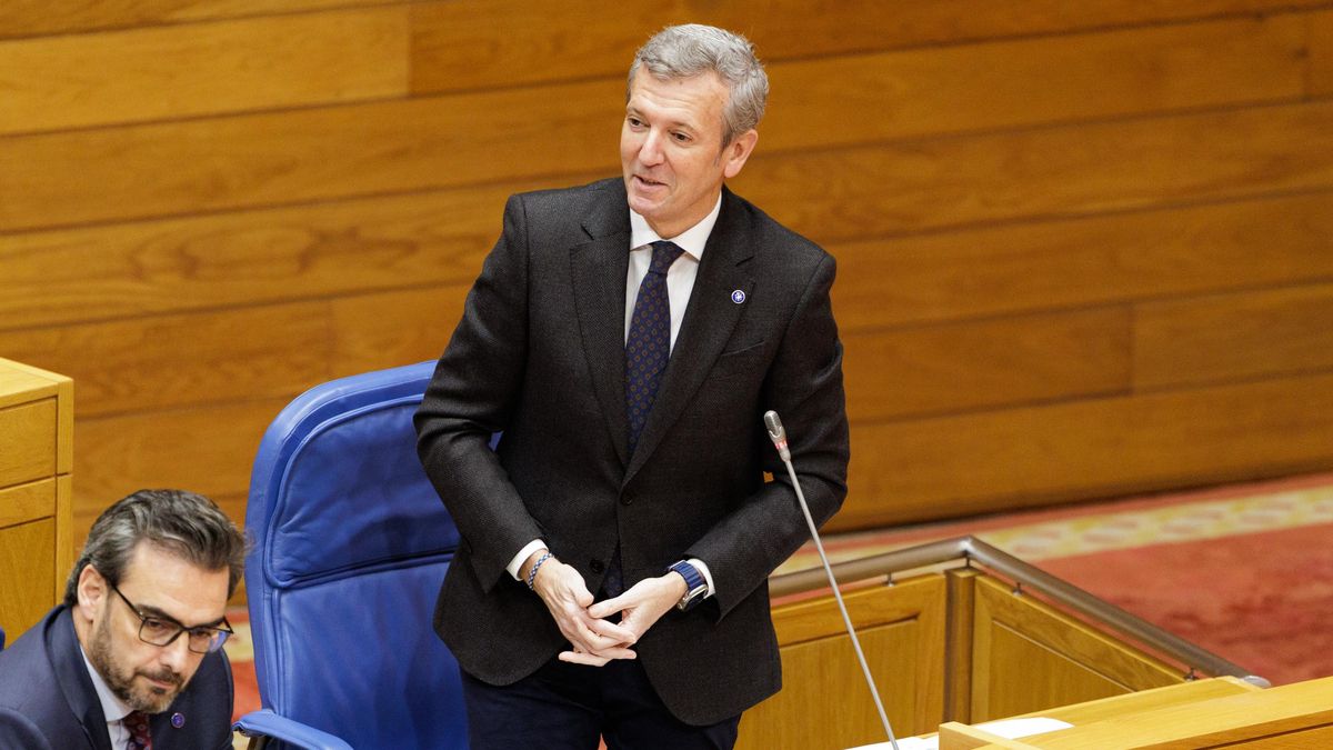 El presidente de la Xunta de Galicia, Alfonso Rueda, durante la sesión de control de este 17 de diciembre en el Parlamento gallego