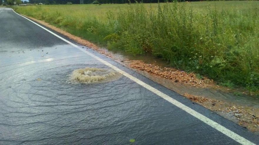 Aguas fecales a borbotones en cualquier lluvia o tormenta que afecta a la zona, esparcida por la carretera y los campos aledaños.