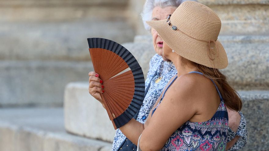Una mujer se abanica durante la ola de calor, a 30 de junio de 2025