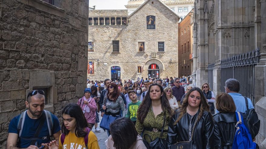 El regreso masivo de turistas a Barcelona pone en alerta a los vecinos: "No aprendimos nada de la pandemia"