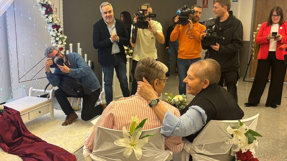 Boda de Carmen y Begoña en la residencia de mayores ante los medios de comunicación