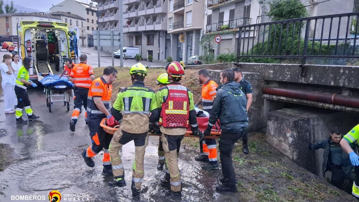 Un fuerte dispositivo ha participado en el rescate del joven en Aínsa.
