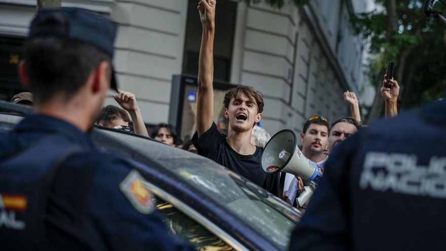 Varios centenares de personas se han concentrado frente al polémico ático comprado por la Comunidad de Madrid en el barrio de Chamberí.