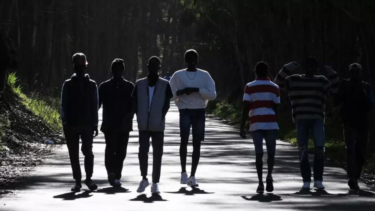 Imagen de archivo de un grupo de jóvenes migrantes en Canarias