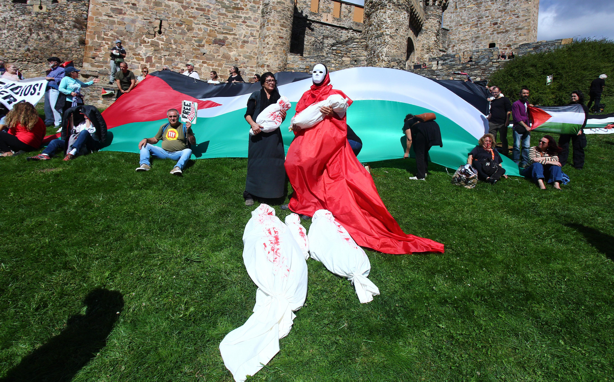 Las imágenes de la protesta contra el genocidio en Gaza ante la Vuelta a su paso por El Bierzo