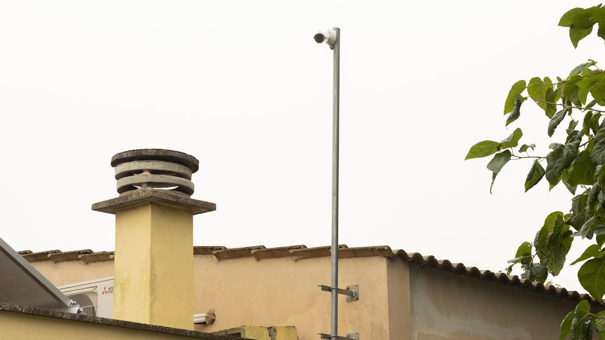 El paisaje rural de Santa Eugènia está salpicado de cámaras instaladas en postes, fachadas y tejados, controlando de facto todos los espacios sociales y puntos de reunión del pueblo.