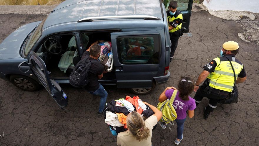 Evacuación del barrio de Todoque, en La Palma, ante la llegada de la lava
