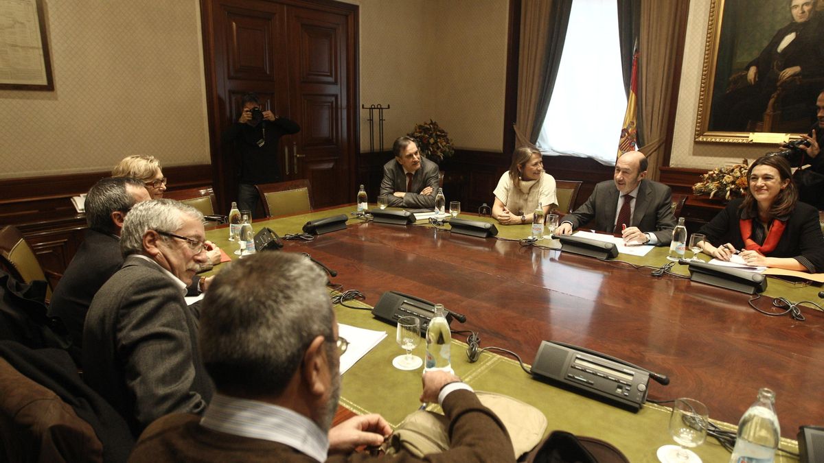 Rubalcaba y los sindicatos intercambian hoy sus propuestas para salir de la crisis