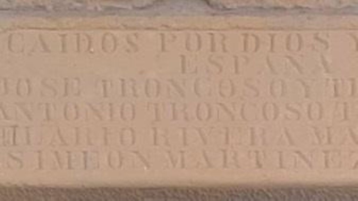 El alcalde de Baños de Ebro (Álava) se niega a retirar un lema franquista de un edificio municipal: "No molesta a nadie"