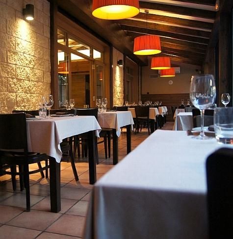 El restaurante cuenta con un espacio intermedio entre el comedor interior y la terraza
