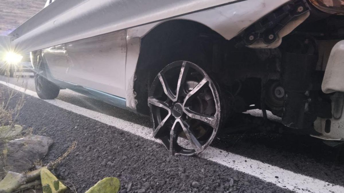 Un conductor ebrio conduce sin una rueda delantera tras colisionar varias veces contra un quitamiedos en la TF-11