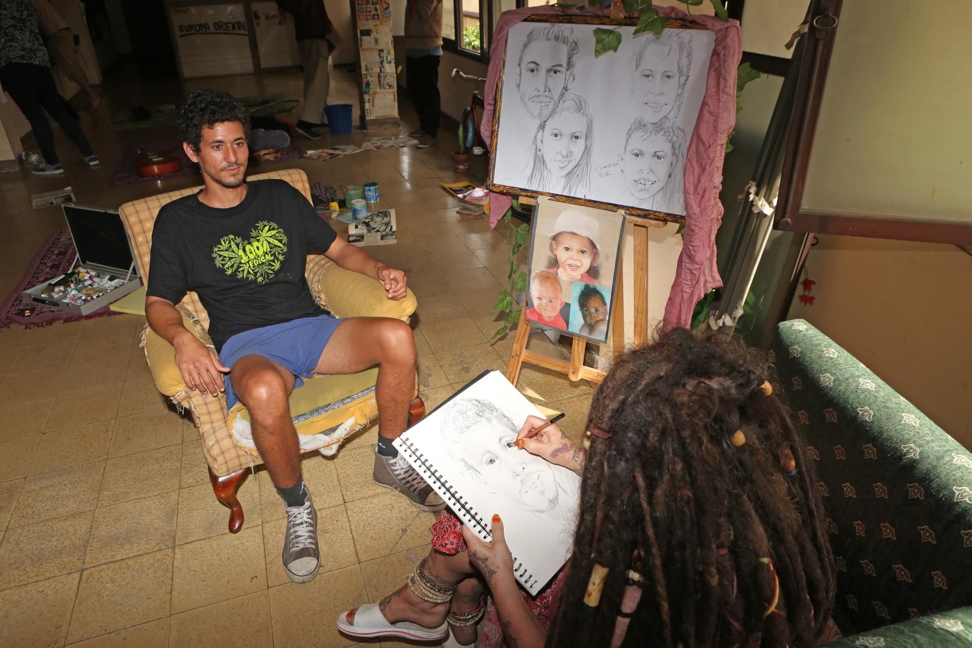 María, 'Rasta Mama', haciéndole un retrato a Ismael en el Centro Social La Bicicleta (ALEJANDRO RAMOS)
